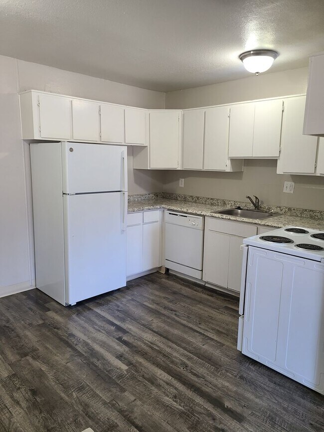 Foto del edificio - Two Bedroom Available Soon