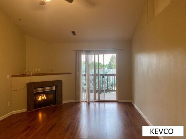 Building Photo - Top-Floor Apartment in Community Near Hors...