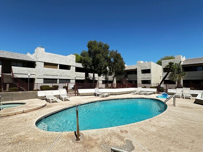 Foto del edificio - Great 2 Bedroom 2 Bathroom Gated Condo W C...