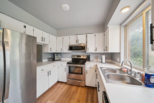 Foto del edificio - 1615 N Briarwood Dr