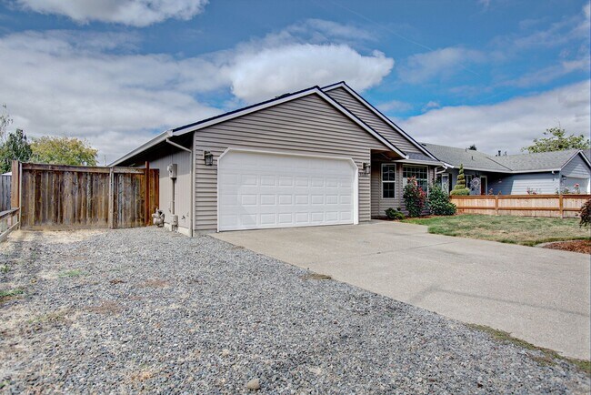 Building Photo - 3Bd/2Ba Home in Milwaukie ~ New Hard Surface Flooring, Carpet, and Paint, Washer/Dryer Hook Ups, ...