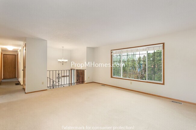 Foto del edificio - Spacious Four Bedroom Split-Level Home In Milwaukie!