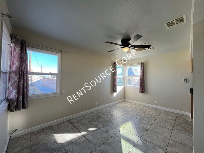 Foto del edificio - 48761 110th St W