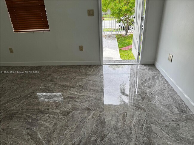 Foto del edificio - 3414 SW 25th St