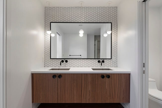 Bathroom - Cedros Gardens