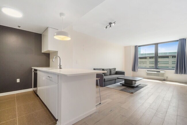 Foto del edificio - 102 Christopher Columbus Dr