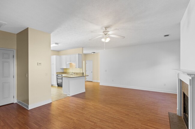 Building Photo - 3/2, fenced in backyard, heart of Auburn!