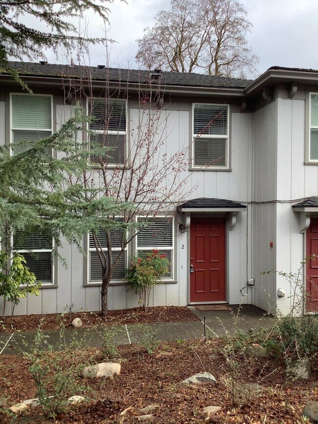 Foto del edificio - Two bedroom, 1.5 bathroom Ashland townhouse | Available now