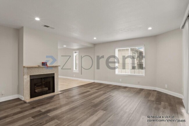 Foto del edificio - 17038 Downey Ave