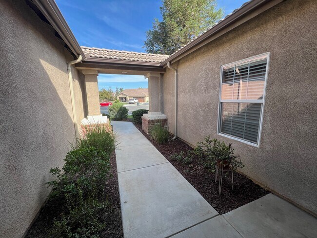 Foto del edificio - 205 Crimson Creek Ct