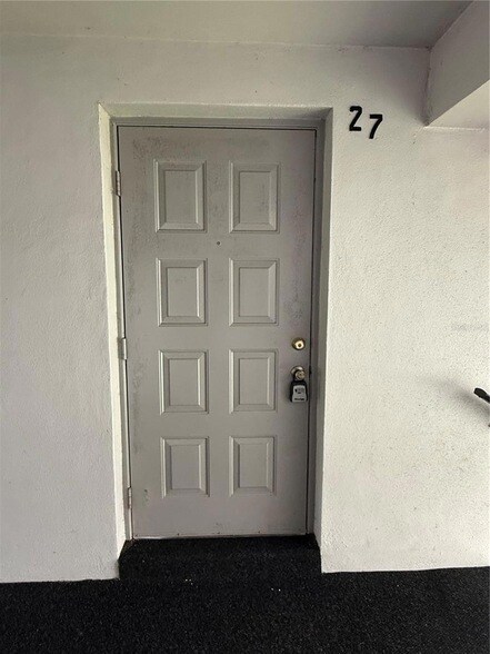 Building Photo - 927 S Pine Ridge Cir