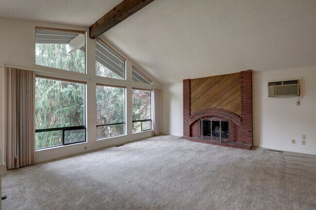Foto del edificio - Great 4BR 2.5BA Split Entry Home in Quiet Forest Park Neighborhood
