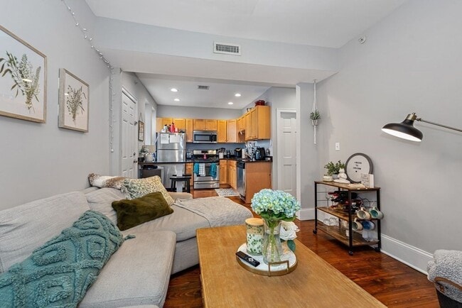 Building Photo - Space Meets Convenience