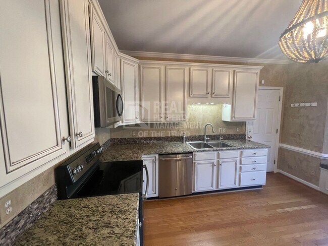 Building Photo - Stately 3Bd/2.5Ba Home w/ Bonus room in Re...