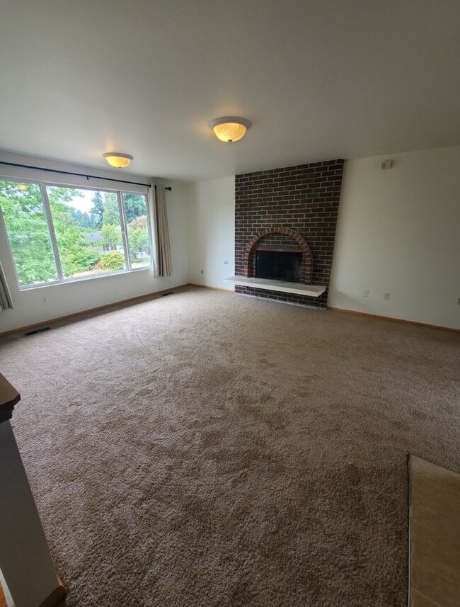 Building Photo - Kingsgate Home on Private Corner Lot