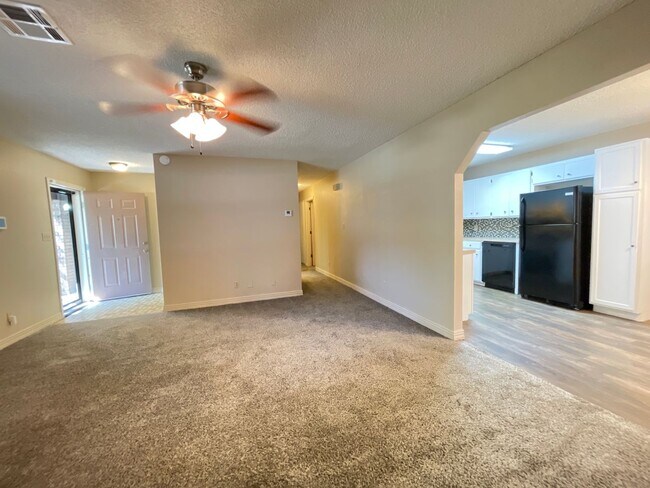 Building Photo - Charming 3-Bedroom with Fenced Yard & Cove...