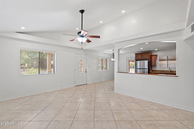 Foto del edificio - 744 E Meadow Ln