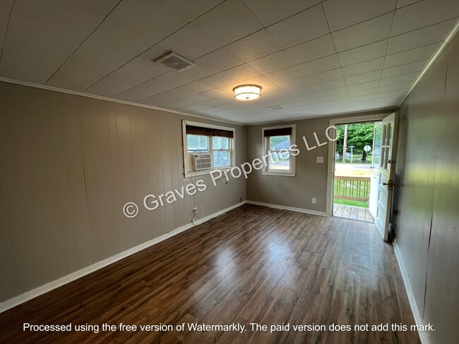 Living room - 602 Platt St