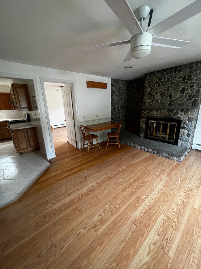 Sala de estar - 675 Central St