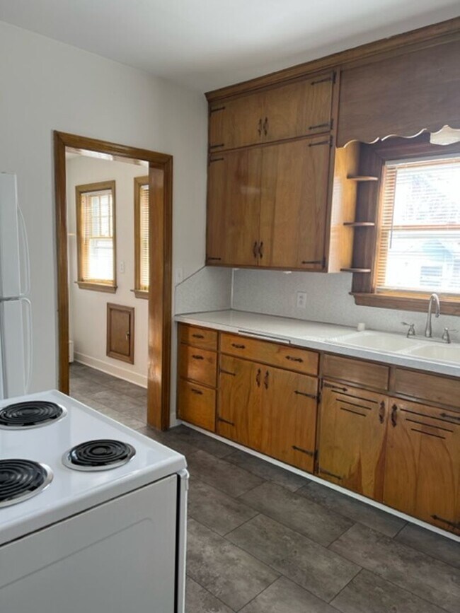 Building Photo - 3 Bed 2 Bath Single Family Home