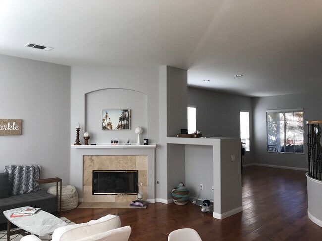 Building Photo - 3 Bed, 3 Bath w/ Office in Highly Desired ...