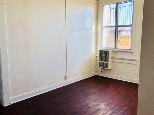 Building Photo - 1310 S Kenmore Ave