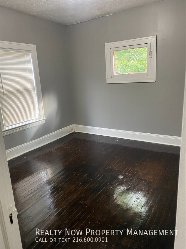 Building Photo - 2 bedroom 1 bath apartment