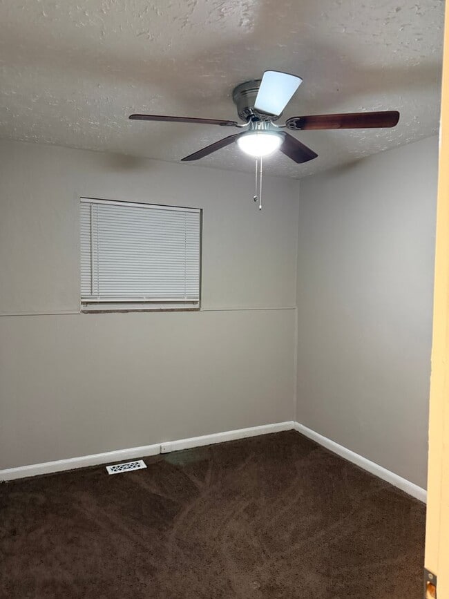 Foto del edificio - 3709-3711 Kinnear Ave