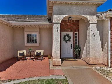 Foto del edificio - "Charming 4-Bed Oasis with Elegant Hardwoo...