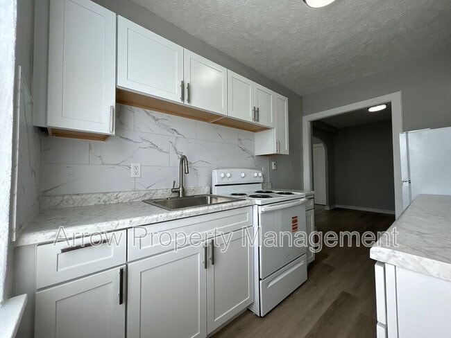 Building Photo - 723 Ella St