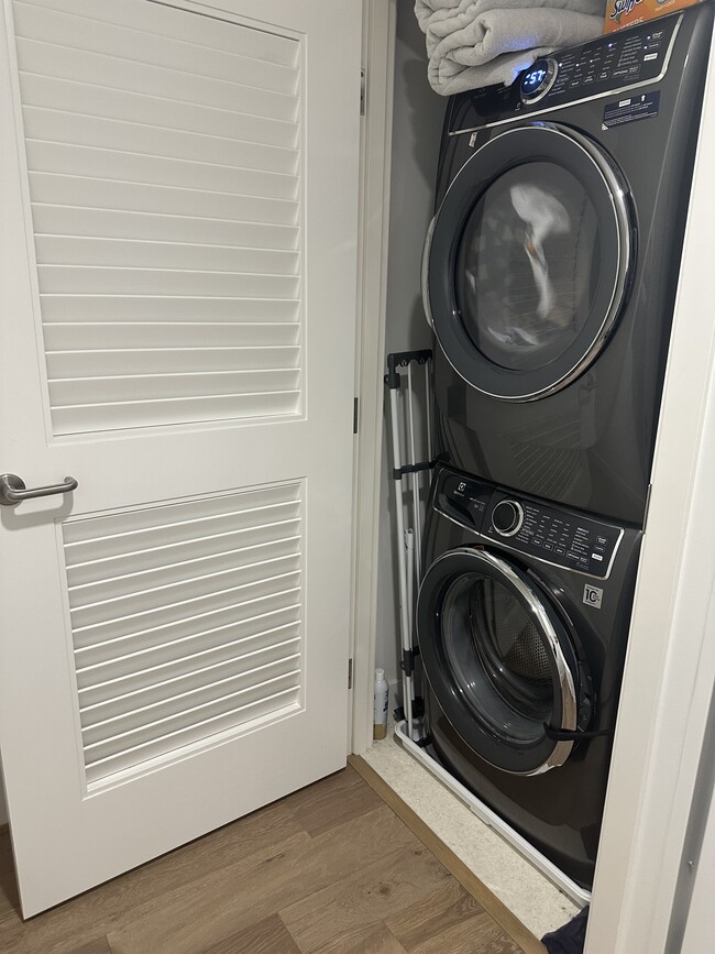 Laundry Area - 188 W Saint James St