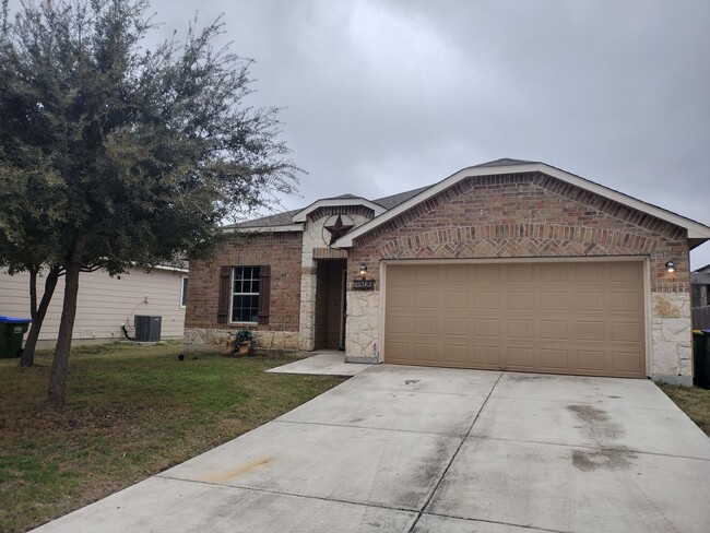 Building Photo - 3 Bedroom 2 Bath with covered patio