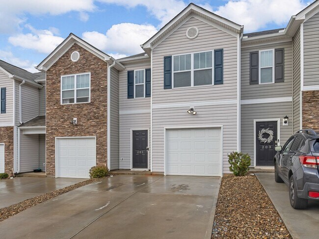 Foto del edificio - $500 OFF First Months Rent!! Modern living meets Convenience- Townhome in Greer, SC!