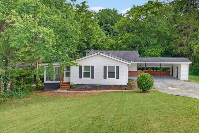 Building Photo - 3051 Highland Dr SE