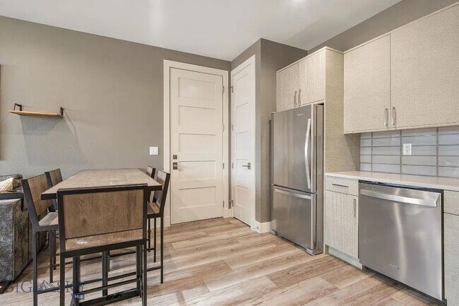 Foto del edificio - 7511 Highnoon Way
