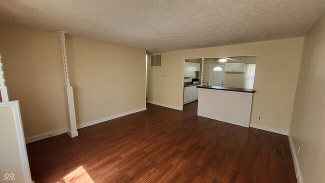 Foto del edificio - 7810 Cullen Dr