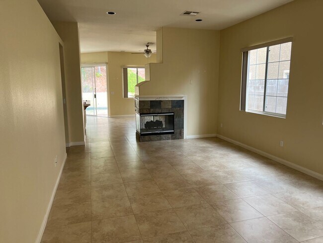 Foto del edificio - POOL and SPA! SINGLE STORY SUMMERLIN HOUSE...