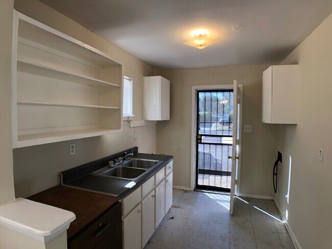 Building Photo - Newly Renovated Apartment in North Memphis!