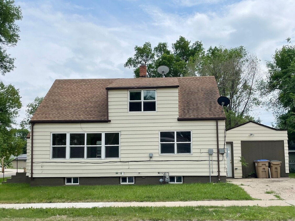 Building Photo - Updated Home in NW Minot