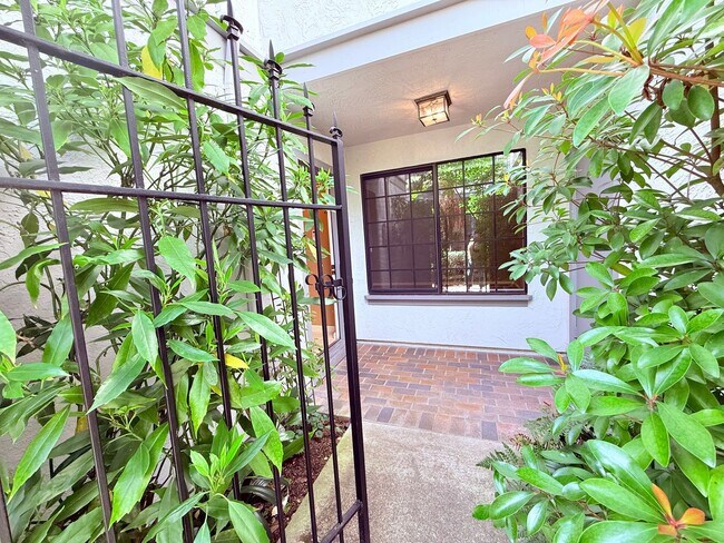 Foto del edificio - Charming and Move-in Ready, 3BD/2.5BA, Two-Story Townhome in Canyon Green at Canyon Lakes in San ...