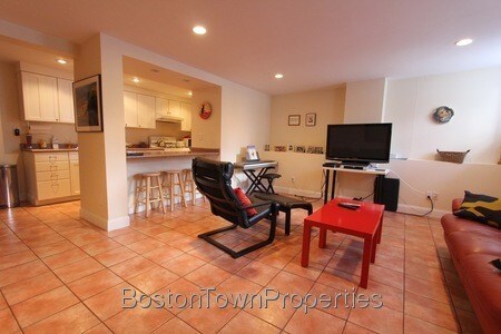 Primary Photo - 44 Linden St
