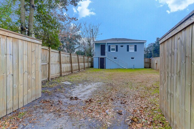 Building Photo - Fenced in yard with private gate entrance!