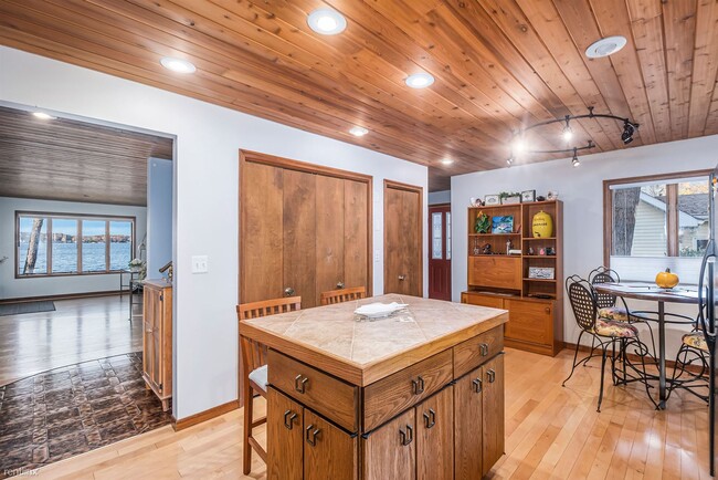 Foto del edificio - 4 br, 2.5 bath House - 1328 Burlington Dr