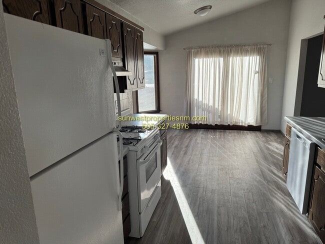 Building Photo - 3 bed, 2 bath