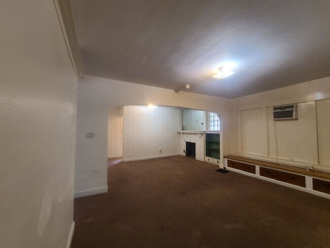 Building Photo - Large House - 3 Bedroom/ 2 Bathroom - Down...