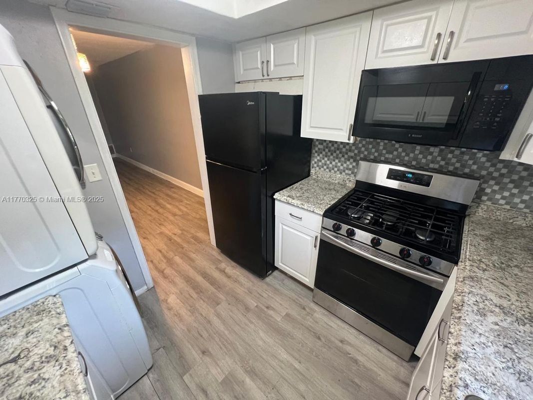 Foto principal - 6877 NW 30th St