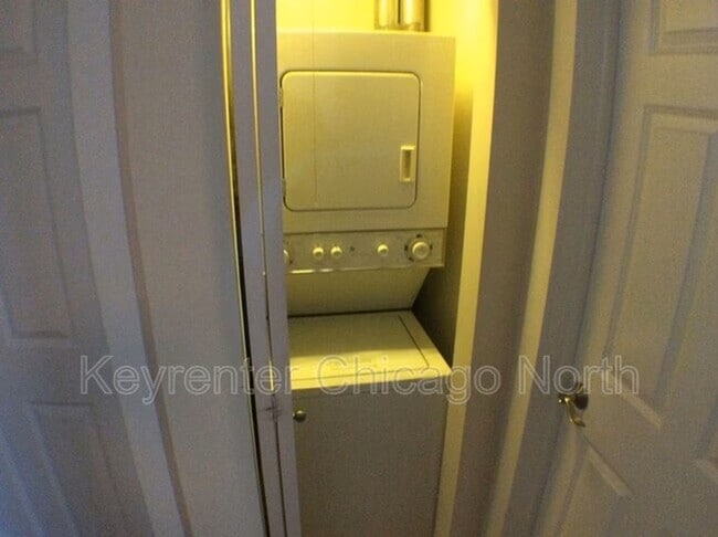 Photo - 907 W Cornelia Ave  Apt 3N