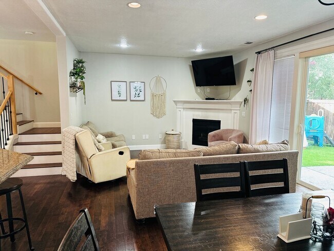 Building Photo - Charming Home in Great Location