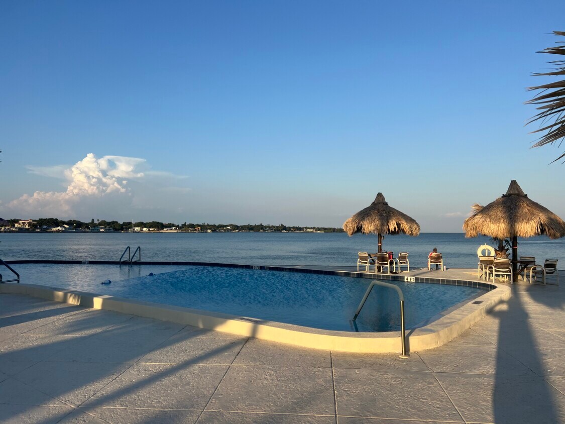 Foto principal - 7200 Sunshine Skyway Ln S