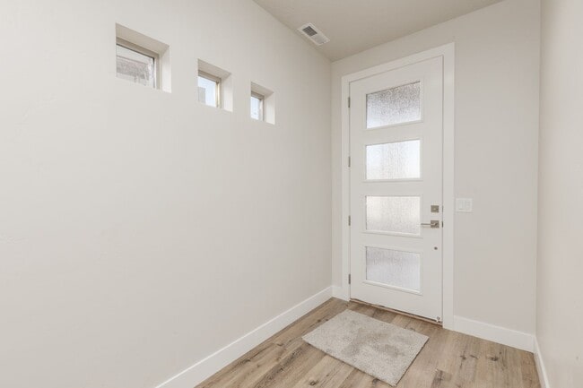 Building Photo - Pet Friendly! - Charming 3 Bedroom Townhome